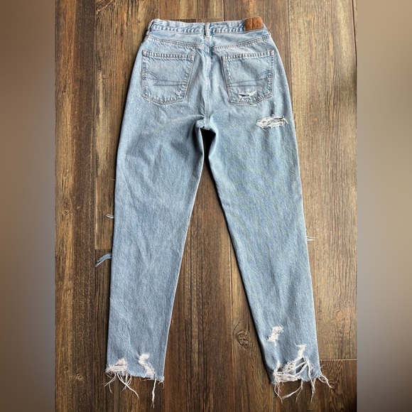 American Eagle Heavily Distressed Mom Jean Womens 4 Long Light Wash Blue Denim - Picture 2 of 12